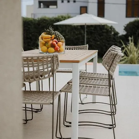 Botanica - Elegant Family House With Beautiful Pool And Garden Near The Sea