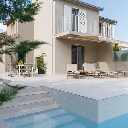 Botanica - Elegant Family House With Beautiful Pool And Garden Near The Sea