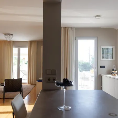 Villa Botanica - Elegant Family House With Beautiful Pool And Garden Near The Sea Kastela