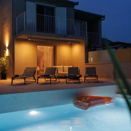 Botanica - Elegant Family House With Beautiful Pool And Garden Near The Sea Villa Kastela